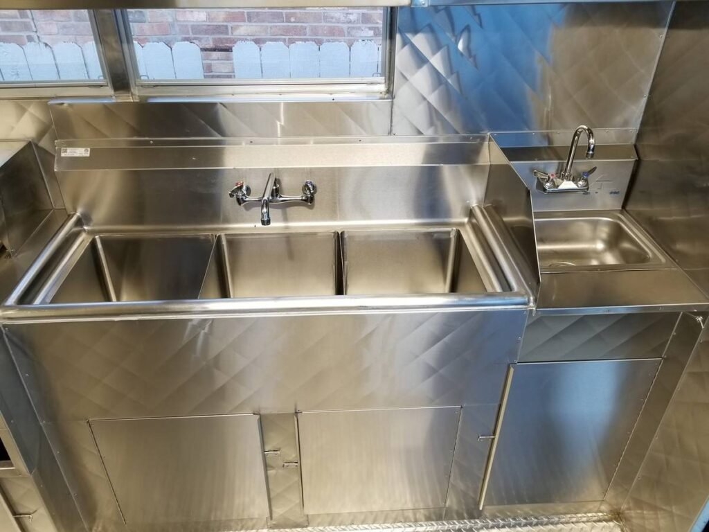 2000 MT45 Food Truck